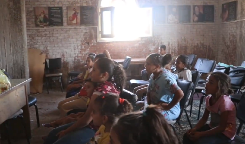 Les enfants apprenant le " Je vous salue Marie" - DR