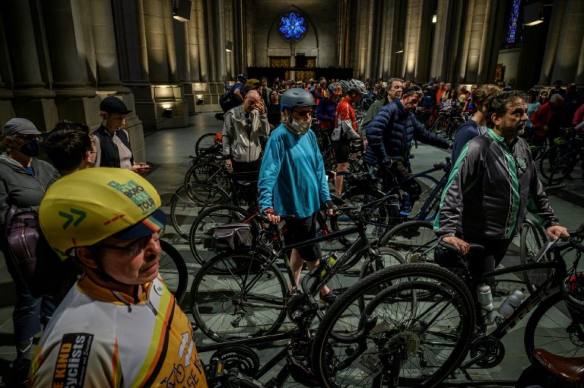 la-benediction-des-cyclistes-a-la-cathedrale-de-new-york-le-6-mai-2023