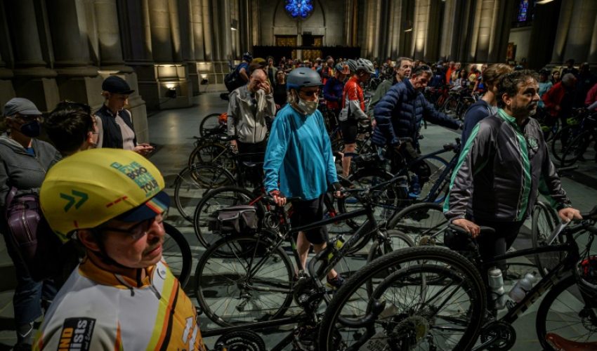 la-benediction-des-cyclistes-a-la-cathedrale-de-new-york-le-6-mai-2023