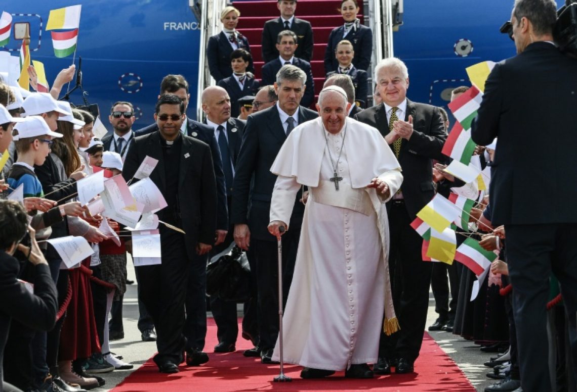 le-pape-francois-c-a-son-arrivee-a-l-aeroport-de-budapest-pour-une-visite