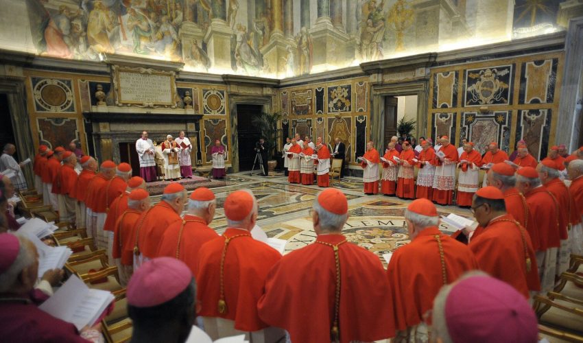les-cardinaux-en-conclave-le-quart-du-college-elisant-le-pape-est-constitue-de-prelats-italiens-archives-afp-osservatore-romano-francesco-sforza-1596629350 (1)