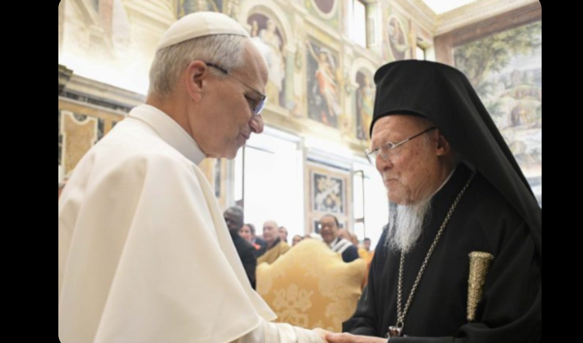 Léon XIV avec le patriarche de Constantinople Bartholomée Ier lors de l’audience aux délégations œcuméniques et interreligieuses - DR
