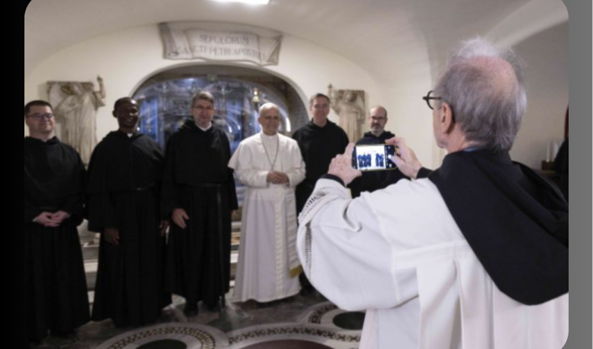 Le Pape Léon XIV avec les frères de l'Ordre de Saint-Augustin dans la crypte à Saint Pierre de Rome  - credit Sir média