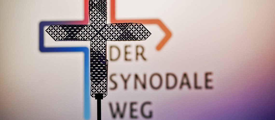 Das gelochte Metallkreuz des Synodalen Weges während der vierten Synodalversammlung am 8. September 2022 in Frankfurt.