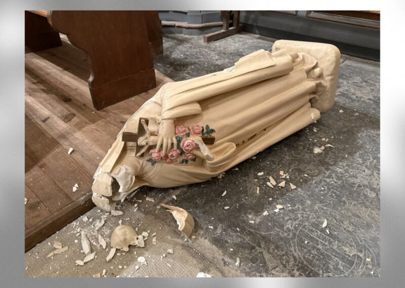 Image for the Tweet beginning: 🚨ALERTE PROFANATION ⚡️

Saône-et-Loire : la