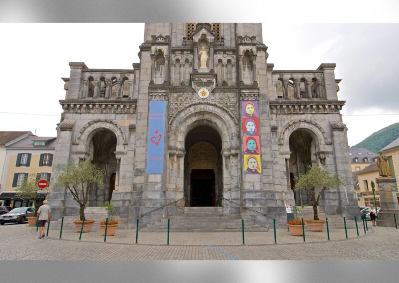 Image for the Tweet beginning: ⚡️⚡️Lourdes : des tags anticatholiques