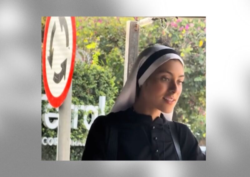 Image for the Tweet beginning: ⚡️🔴De top model à sœur