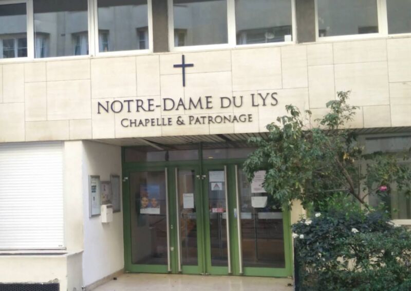 Image for the Tweet beginning: 🚨PARIS : La chapelle Notre-Dame-du-Lys
