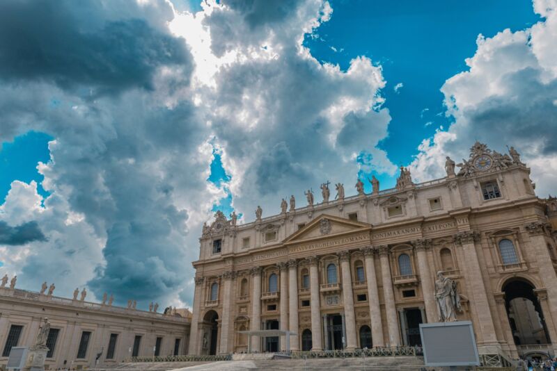 Image for the Tweet beginning: 🔴⚡️Vatican : Léon XIV supprime