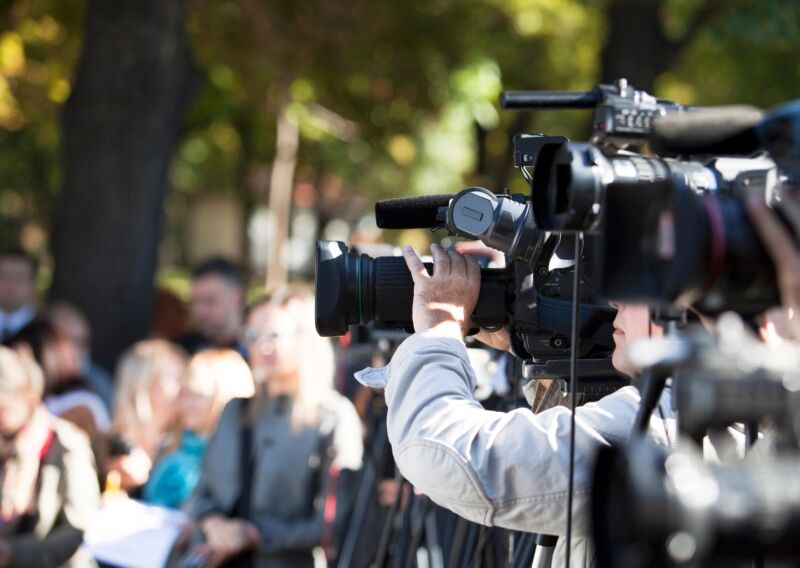 Image for the Tweet beginning: 🚨"Le service de la vérité"