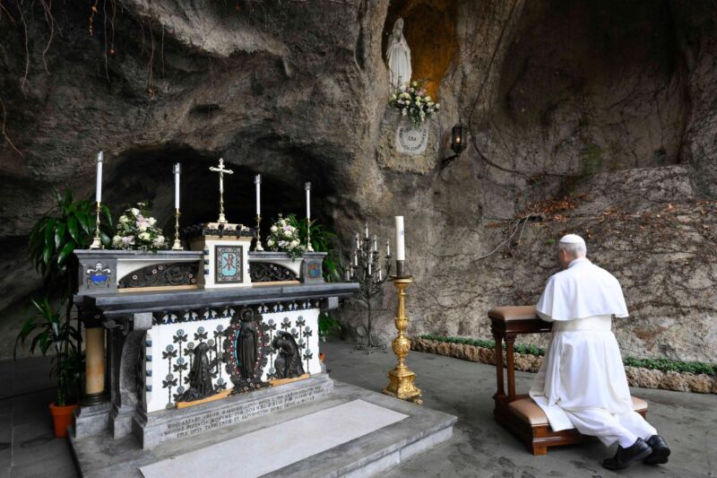 Image for the Tweet beginning: Que la Vierge de Lourdes,